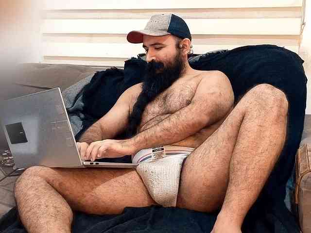 Bearded-Smoker Sex Cam Show