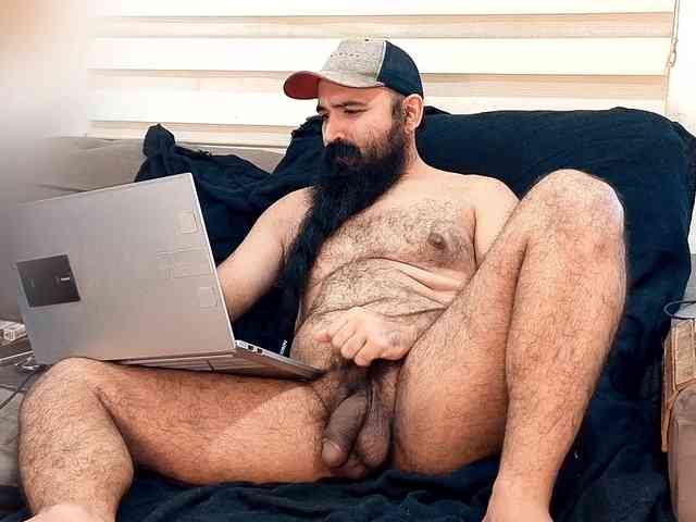 Bearded-Smoker Sex Cam Show