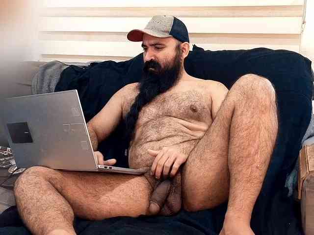 Bearded-Smoker Sex Cam Show
