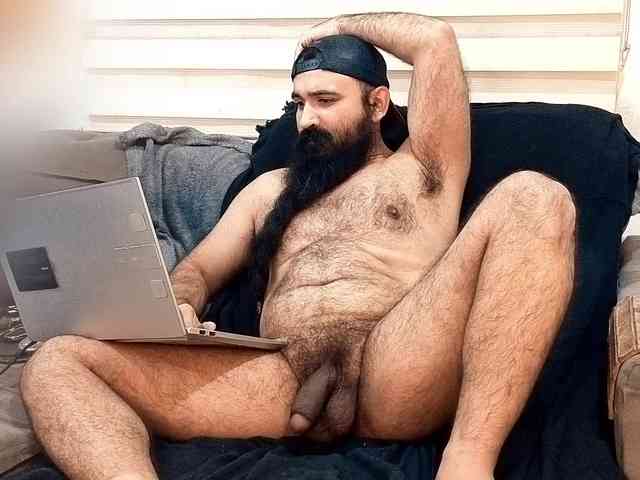 Bearded-Smoker Sex Cam Show