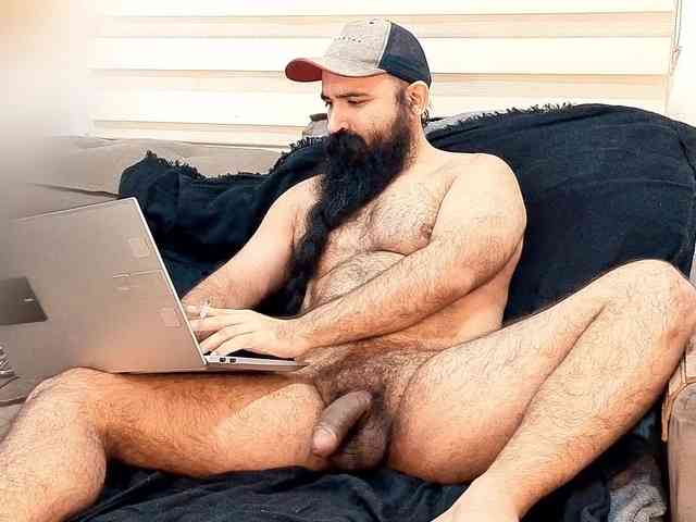 Bearded-Smoker Sex Cam Show