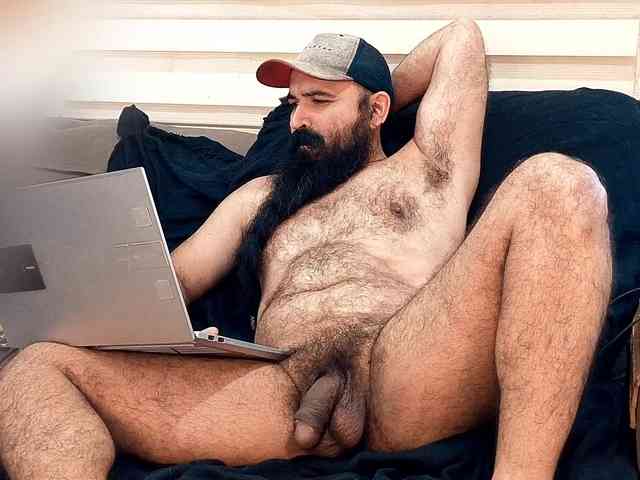 Bearded-Smoker Sex Cam Show