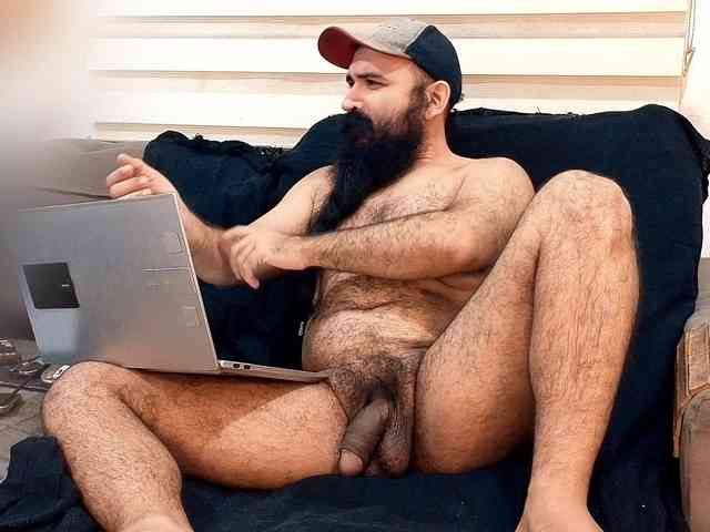 Bearded-Smoker Sex Cam Show