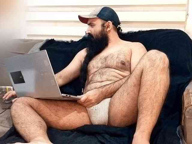 Bearded-Smoker Sex Cam Show
