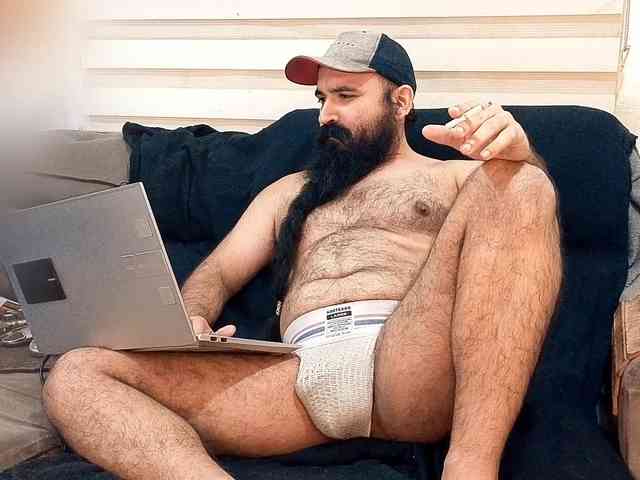 Bearded-Smoker Sex Cam Show