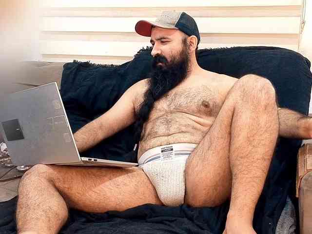 Bearded-Smoker Sex Cam Show