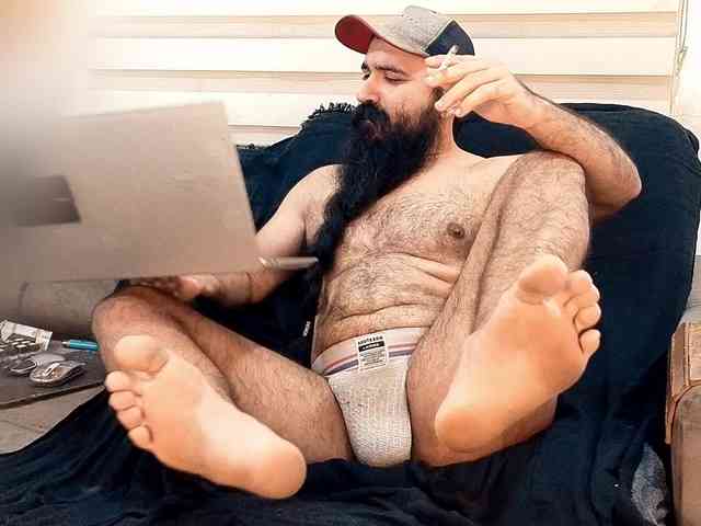 Bearded-Smoker Sex Cam Show
