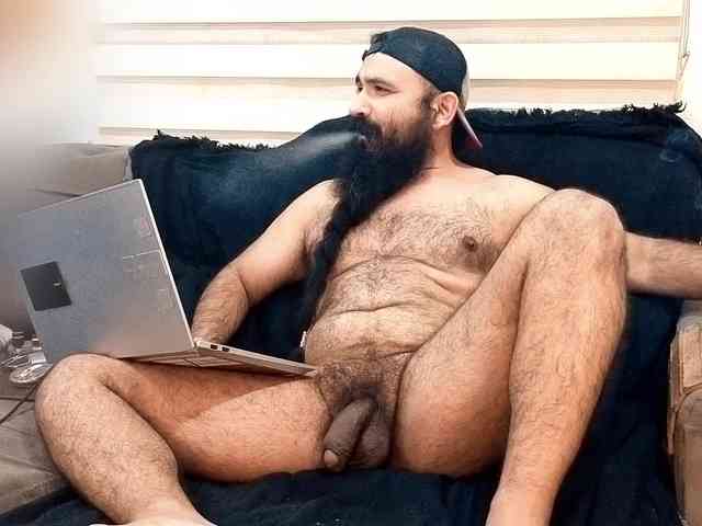 Bearded-Smoker Sex Cam Show