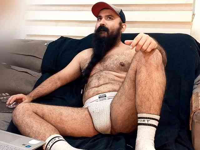 Bearded-Smoker Sex Cam Show