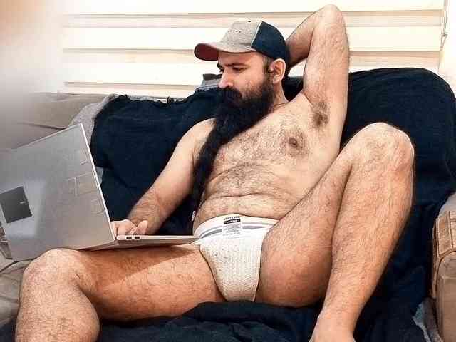 Bearded-Smoker Sex Cam Show
