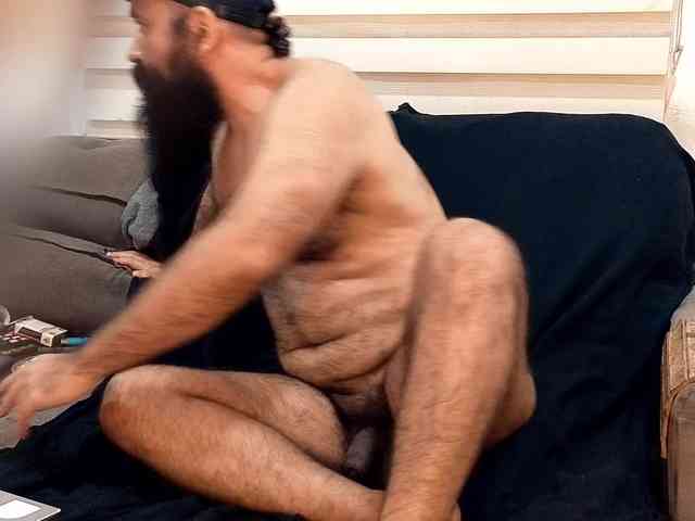 Bearded-Smoker Sex Cam Show