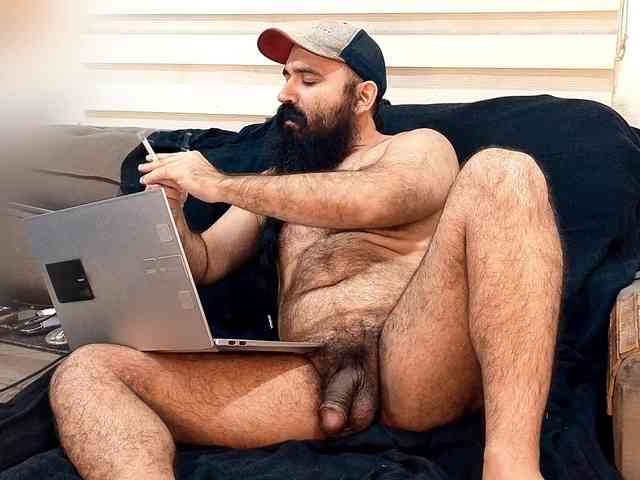 Bearded-Smoker Sex Cam Show