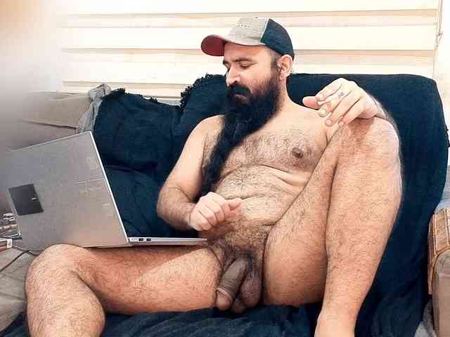 Bearded-Smoker Sex Cam Show