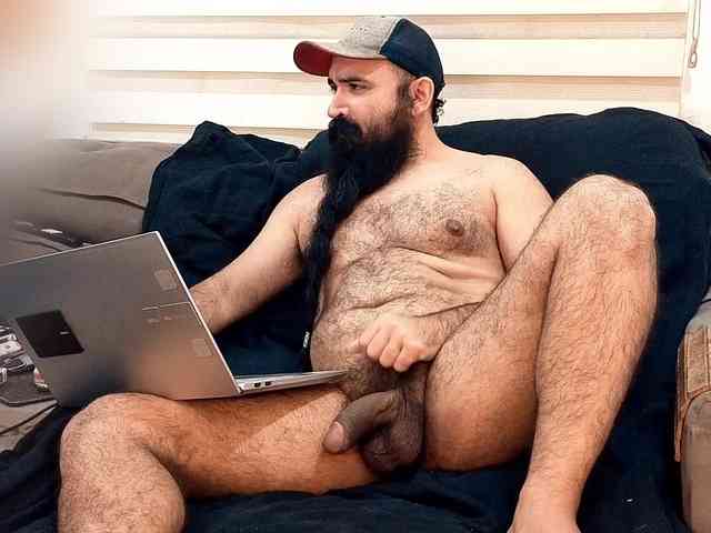 Bearded-Smoker Sex Cam Show