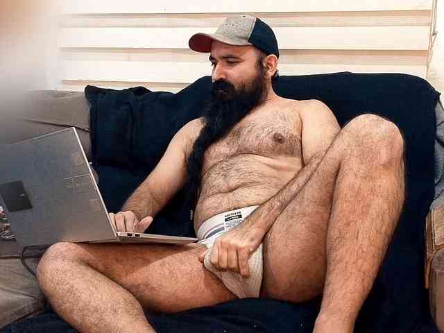 Bearded-Smoker Sex Cam Show