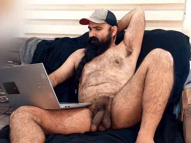Bearded-Smoker Sex Cam Show