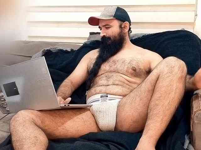 Bearded-Smoker Sex Cam Show