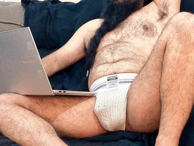 Bearded-Smoker Sex Cam Show