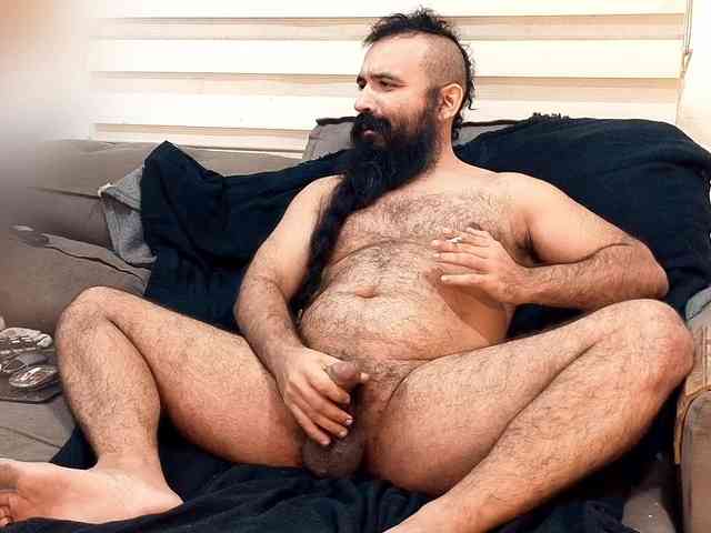 Bearded-Smoker Sex Cam Show