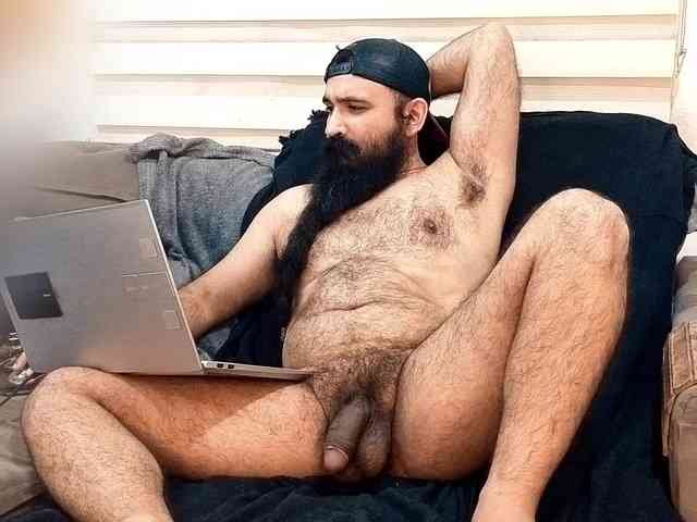 Bearded-Smoker Sex Cam Show