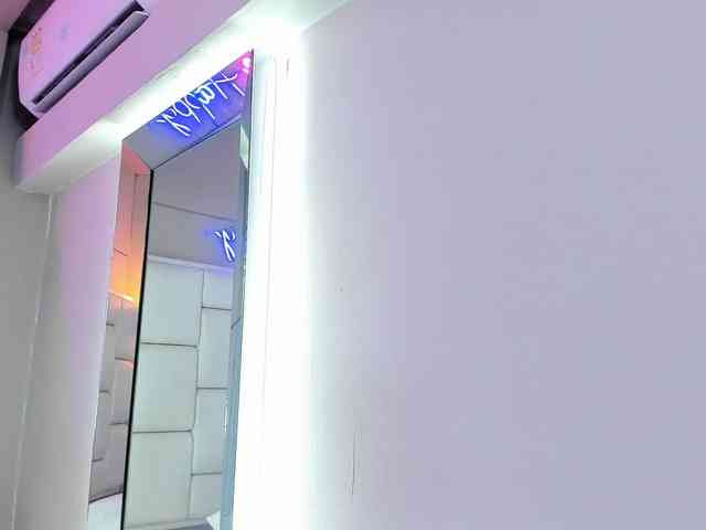 Evelyn-18 webcam