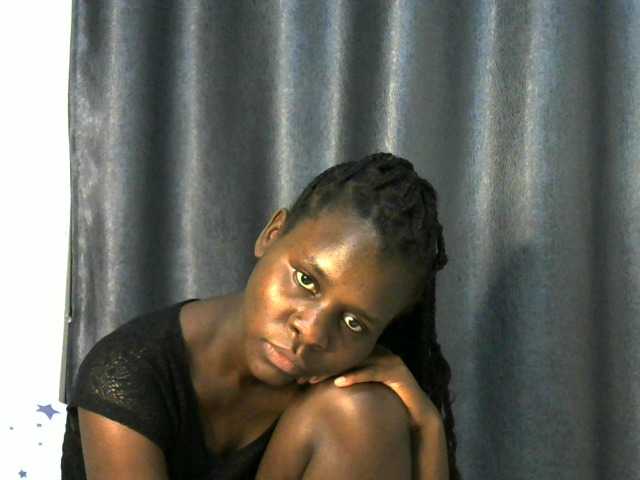 Little-queen live cam on BongaCams