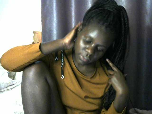 Little-queen live cam on BongaCams