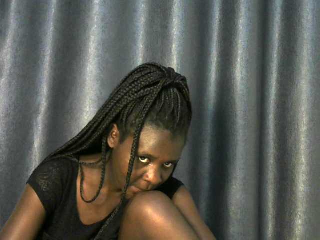 little-queen cam belle