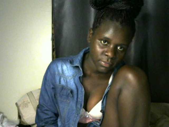 Little-queen live cam on BongaCams