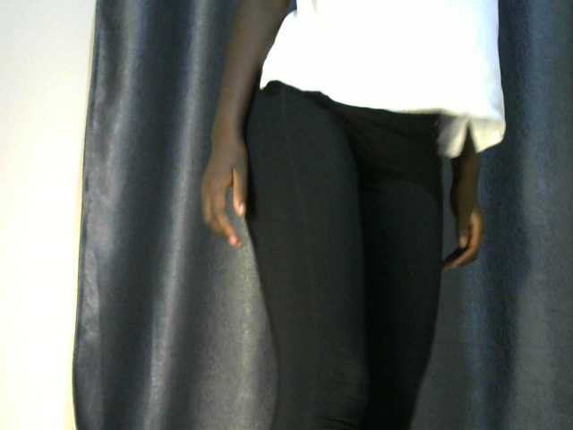 Little-queen live cam on BongaCams