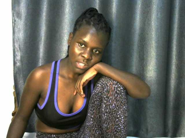 Little-queen live cam on BongaCams