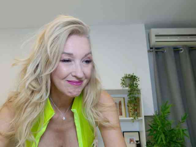 LadyLeea live female cam on bongacams