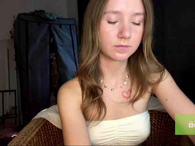 Lisasmall's cam show statistics and live stream