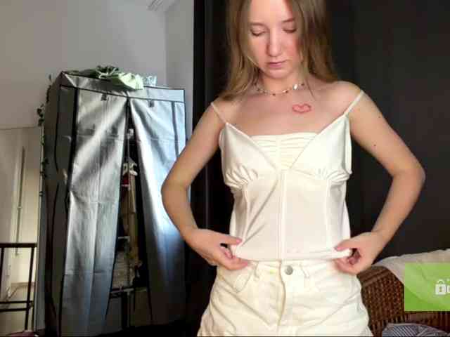 Lisasmall's cam show statistics and live stream
