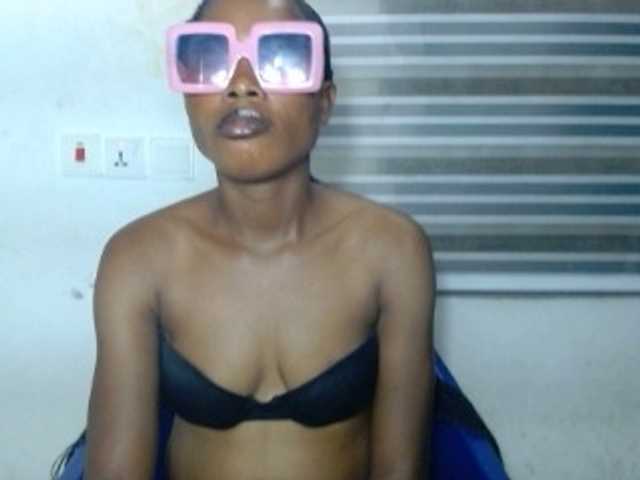 Cherryxxpussy live cam on BongaCams