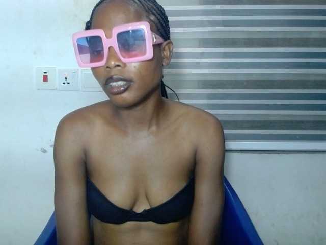 Cherryxxpussy live cam on BongaCams