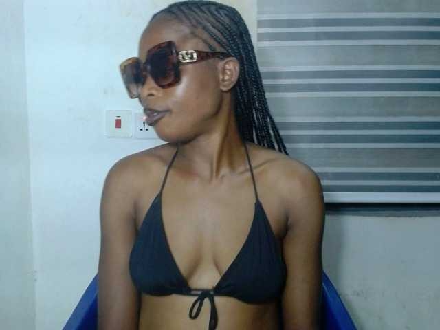 Cherryxxpussy live cam on BongaCams