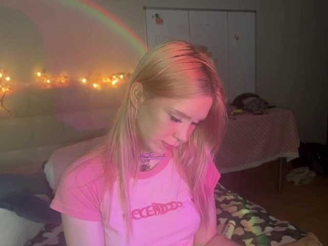 sexycute18 live webcam show