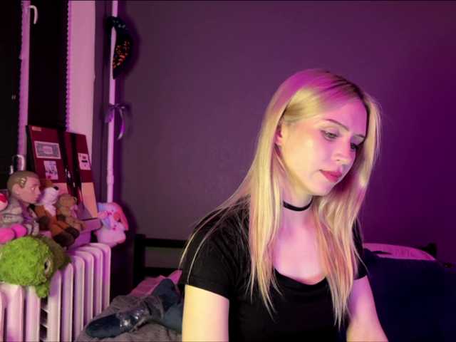 sexycute18 — live female cam