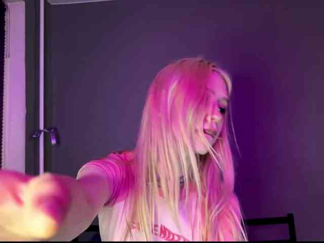 sexycute18 webcam