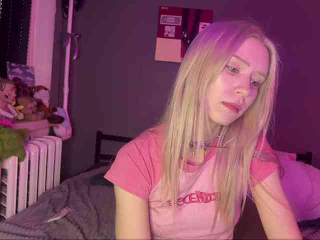 sexycute18 live female cam on bongacams