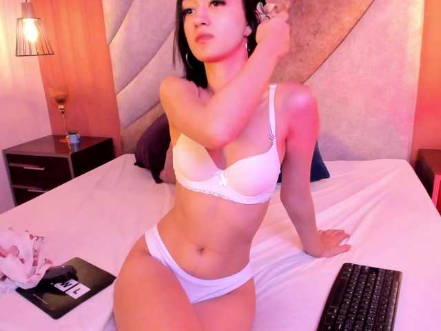 LeahSaenz live cam on BongaCams