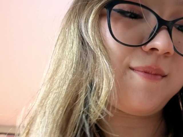 Karolinacream live cam on BongaCams