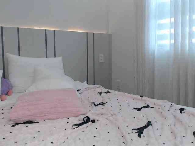 MomoMoonxxx webcam
