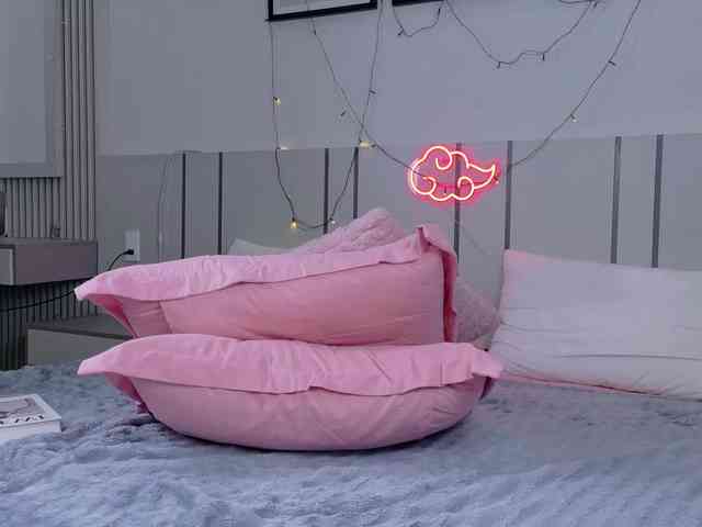 MomoMoonxxx webcam