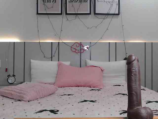 Momomoonxxx's cam show statistics and live stream