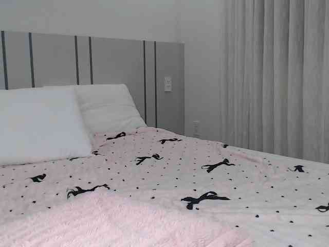 MomoMoonxxx webcam