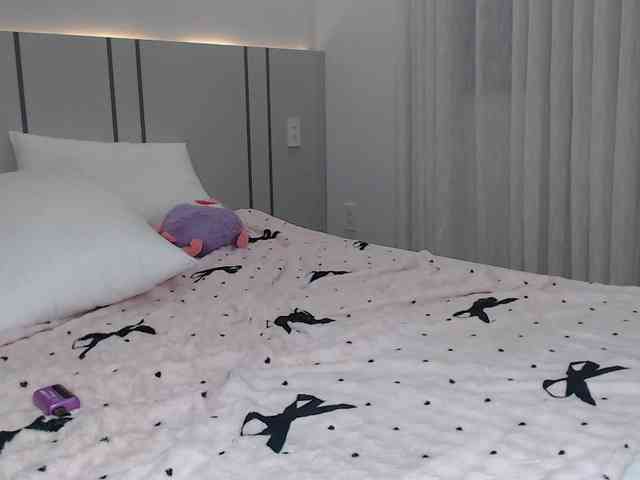 MomoMoonxxx webcam