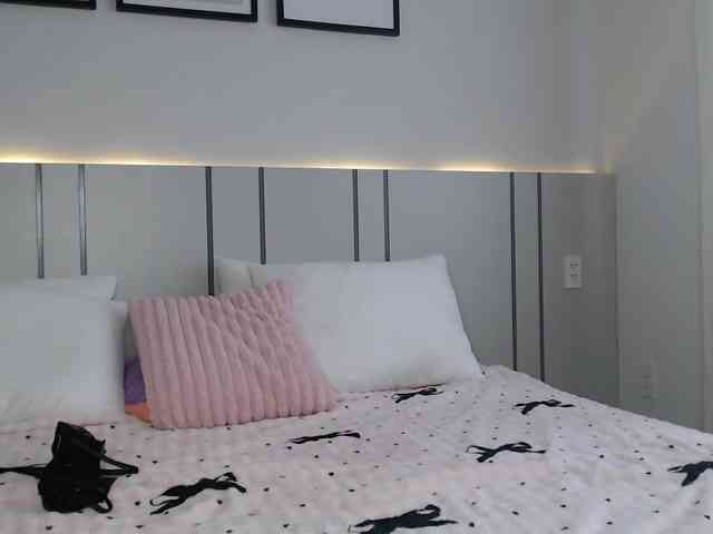 MomoMoonxxx webcam