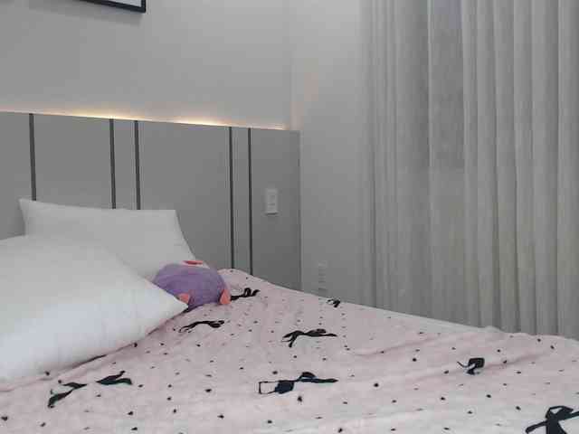 MomoMoonxxx webcam